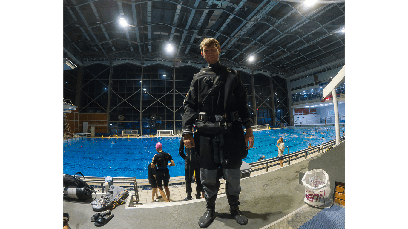 Я в сухом костюме в бассейне Я в сухом костюме в бассейне